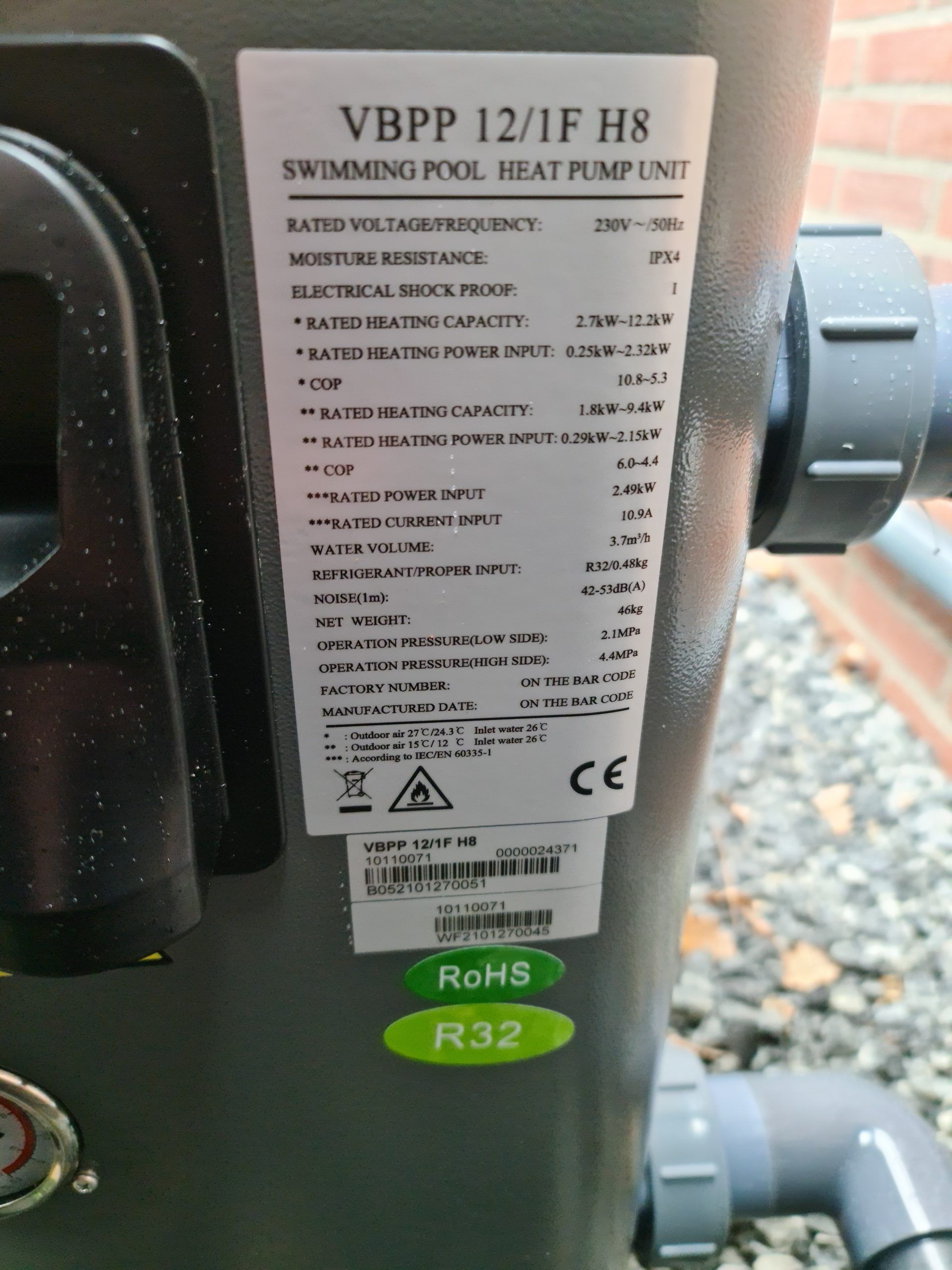 Een close-up van een zwembadwarmtepomp