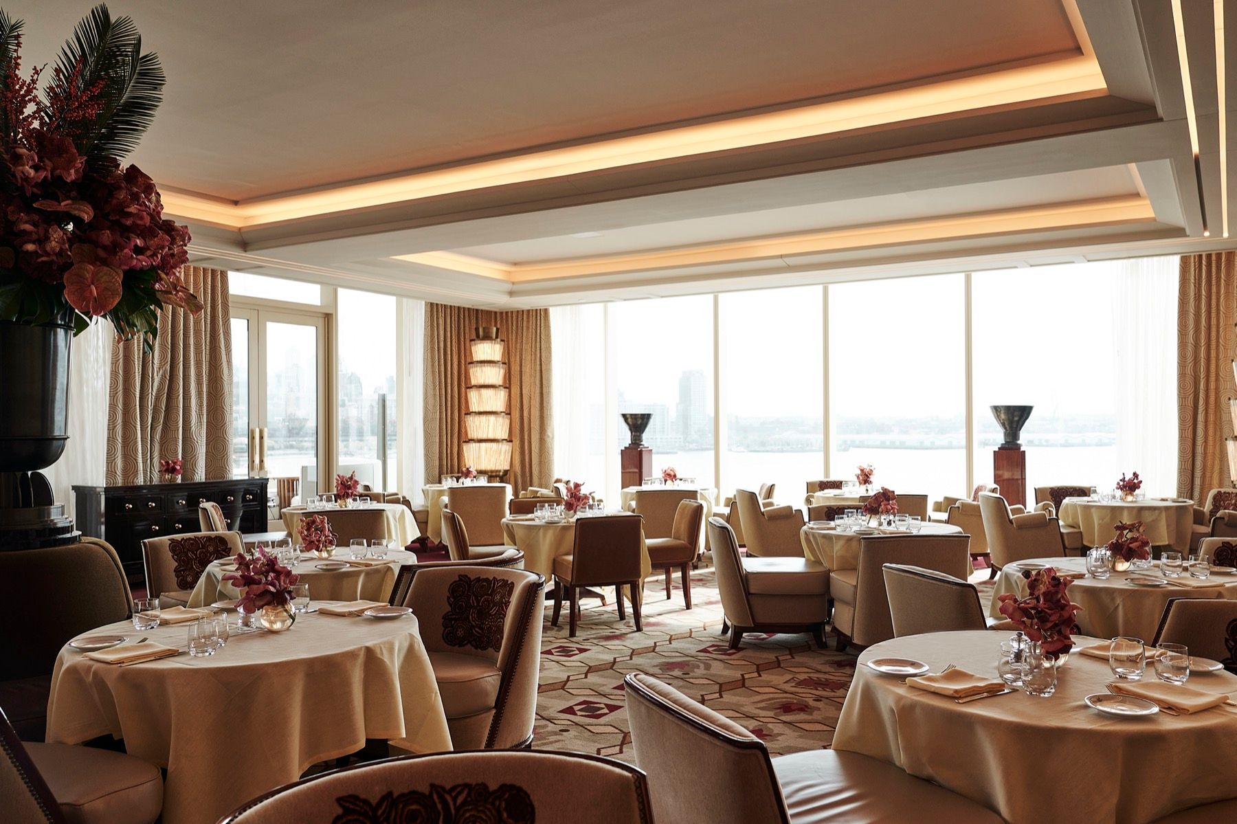 A large dining room with lots of tables and chairs
