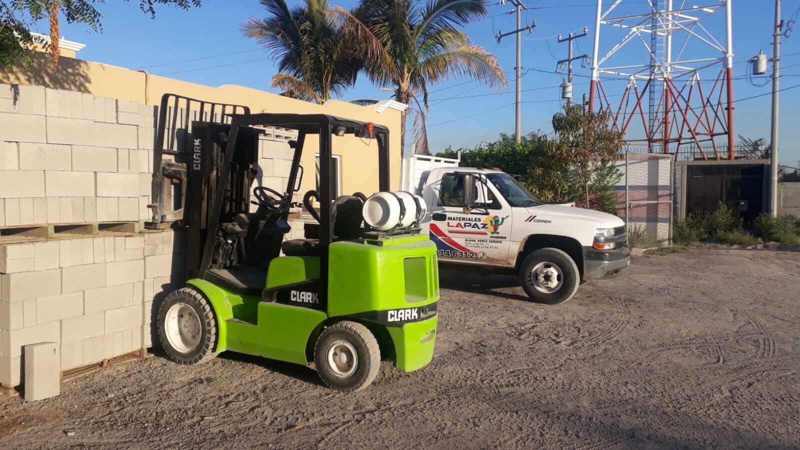 MATERIALES LA PAZ – RENTA DE RETROEXCAVADORA