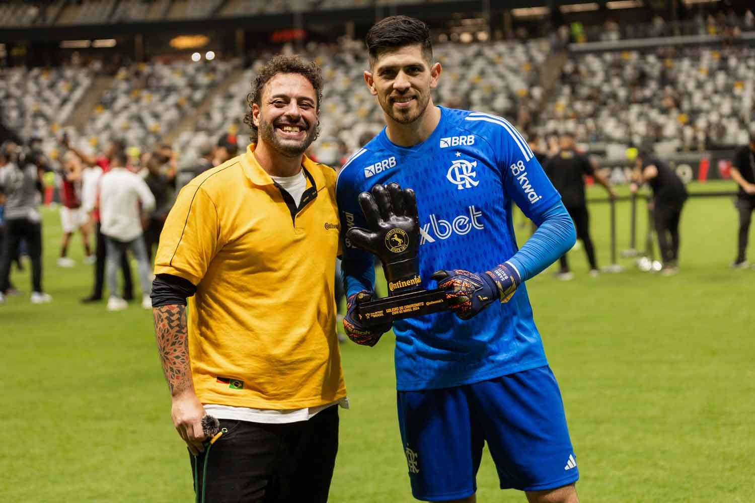 Uma fileira de palmeiras contra um céu azul
