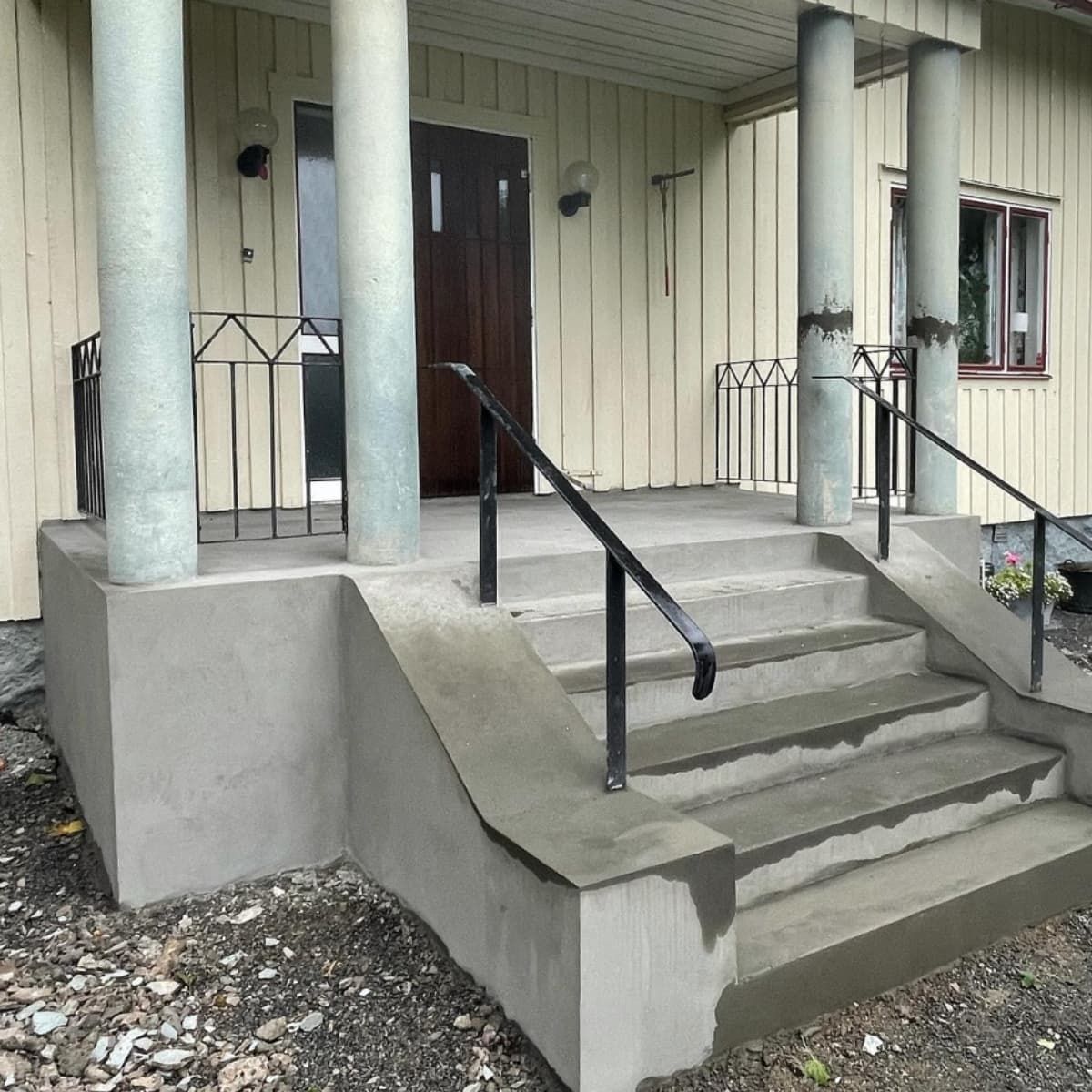 Renoverad betong verandan på ett hus