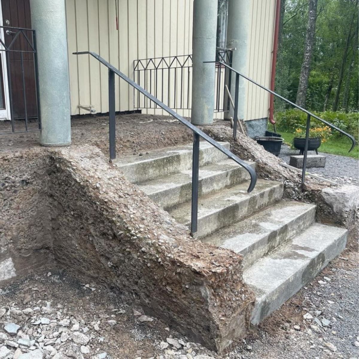 före renovering av betongtrappor med ett metallräcke