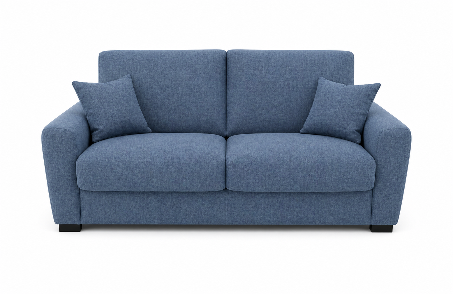 Divano imbottito blu con due cuscini per lo schienale e due cuscini decorativi su sfondo bianco.