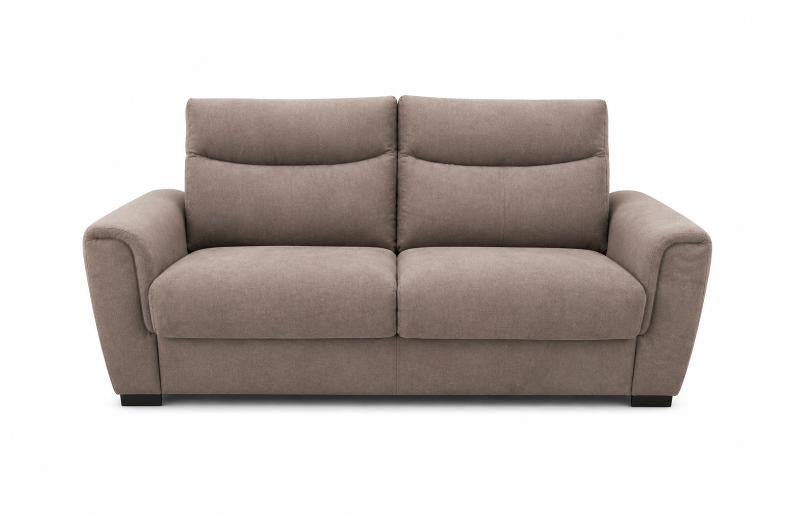 Divano beige a due posti con schienale imbottito e braccioli arrotondati su sfondo bianco.