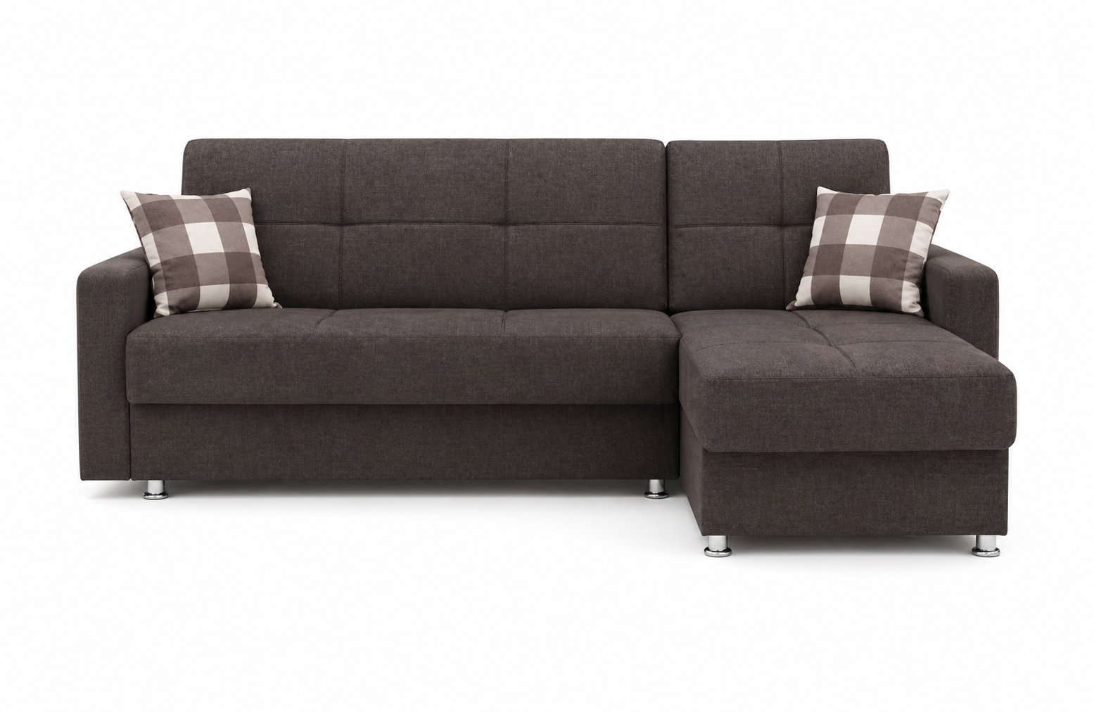 Divano componibile marrone scuro con cuscini decorativi a quadri su sfondo bianco.