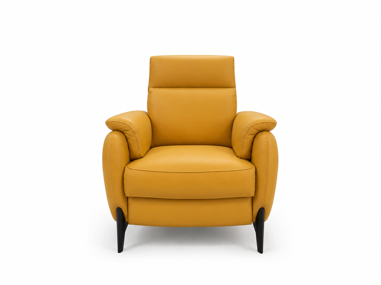 Poltrona color giallo senape con braccioli arrotondati e gambe nere su sfondo bianco.
