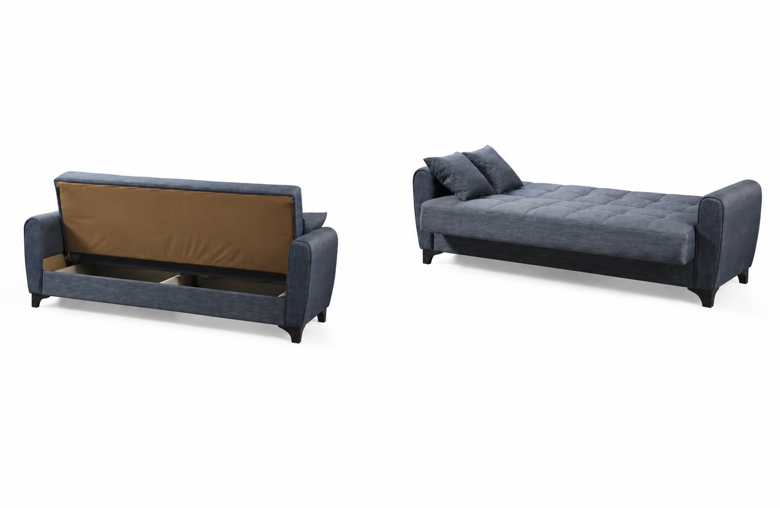 Divano trapuntato grigio-blu con due cuscini decorativi abbinati su sfondo bianco.