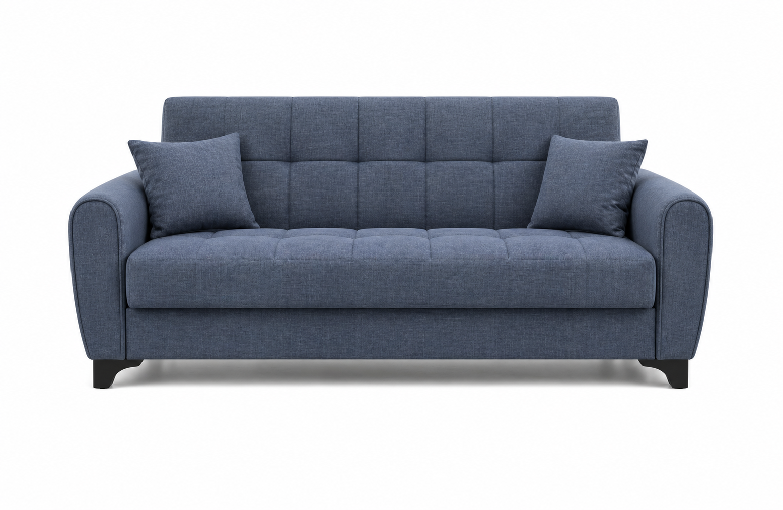 Divano trapuntato grigio-blu con due cuscini decorativi abbinati su sfondo bianco.