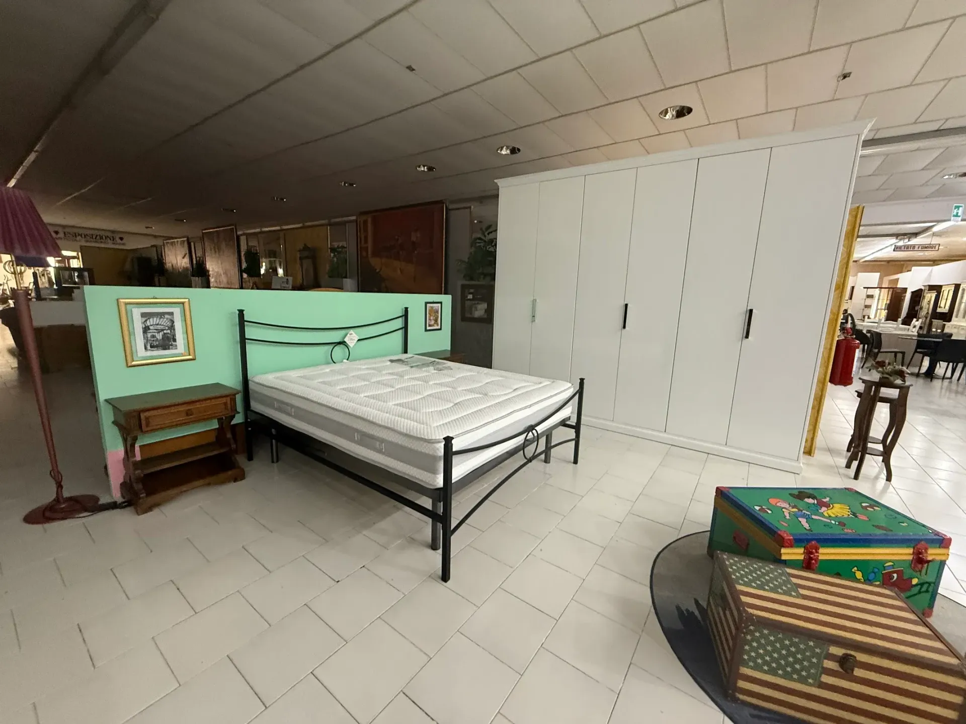 Schizzo in bianco e nero di un letto con struttura curva e due cuscini decorativi rotondi.