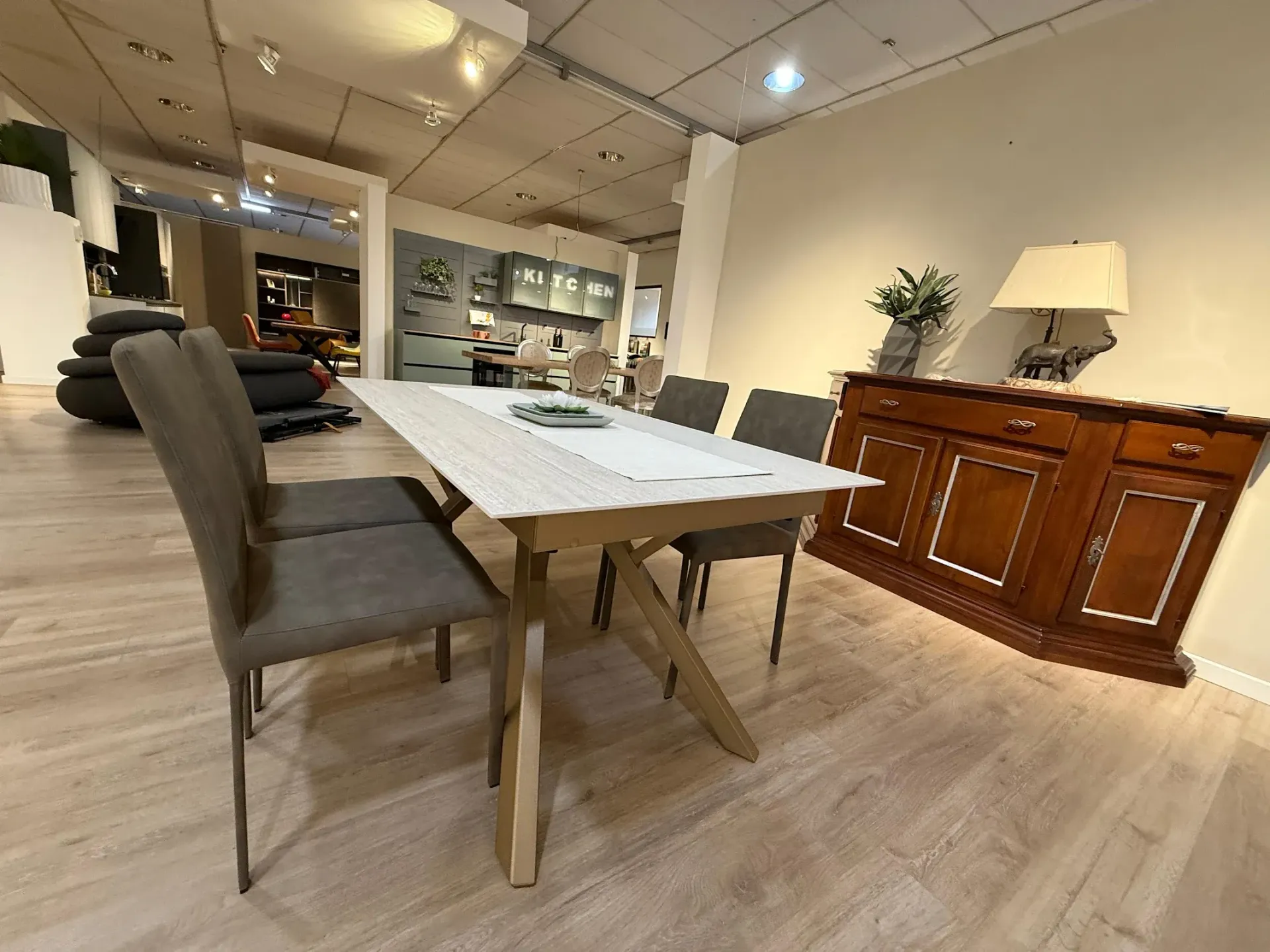 Tavolo da pranzo moderno beige con piano rettangolare e gambe in legno angolate.