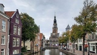 The canal luttik oudorp in Alkmaar with canal houses and the weighing building in the background