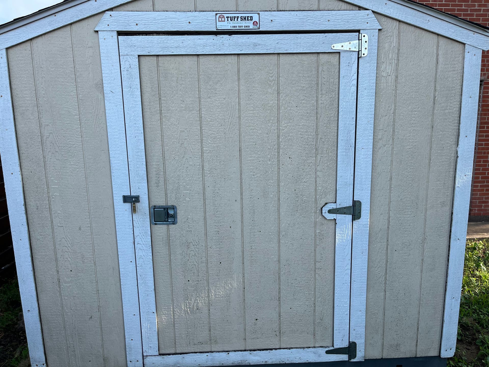 A shed with a door that says primo on it