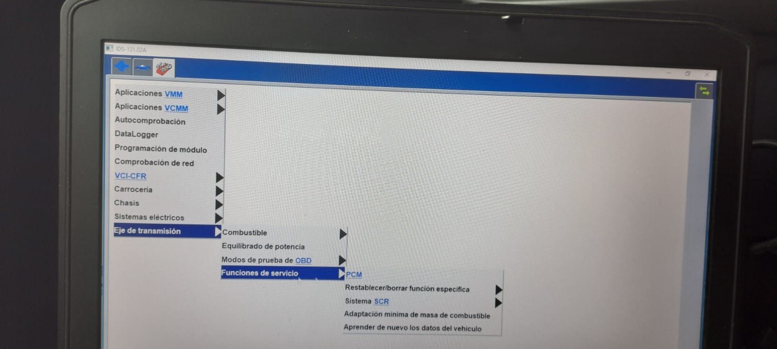 Pantalla de ordenador que muestra un menú de software con una lista desplegable abierta.