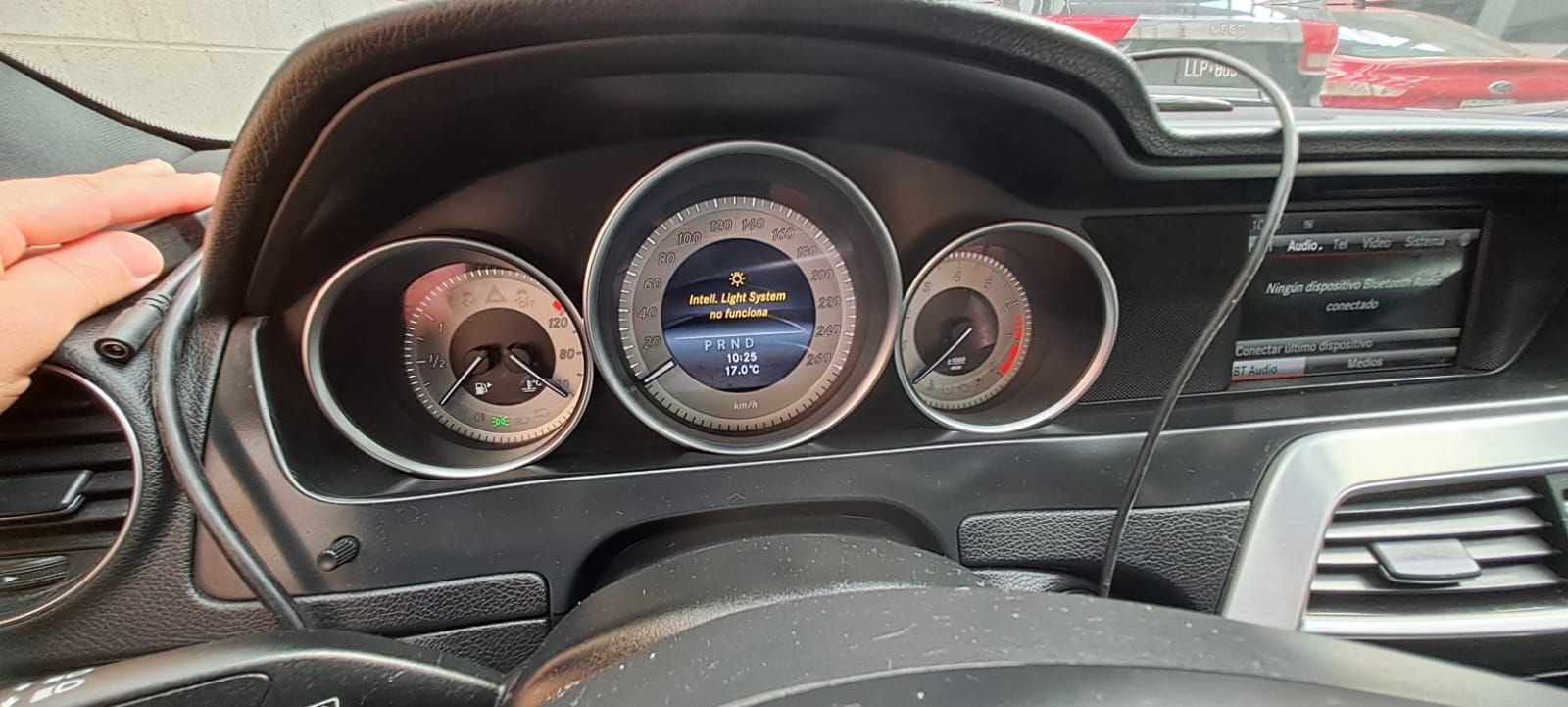 Tablero de instrumentos del automóvil con indicadores iluminados y una pantalla digital central