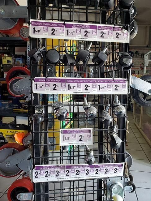 Un montón de ruedas se exhiben en una tienda.