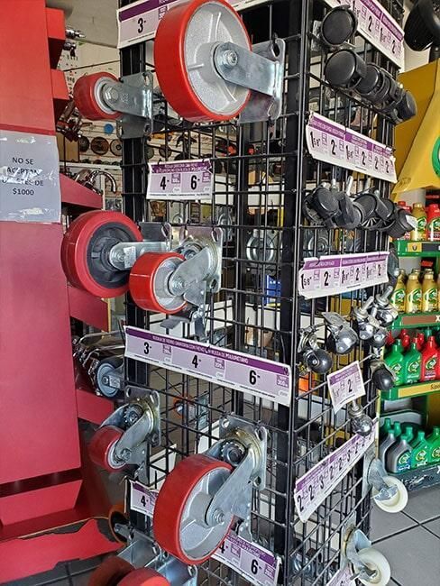 Un montón de ruedas cuelgan de un estante en una tienda.