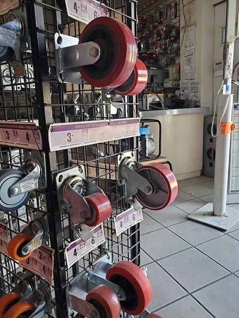 Un montón de ruedas se exhiben en una tienda.