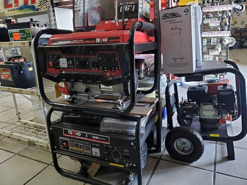 En una tienda hay un montón de generadores apilados uno encima del otro.