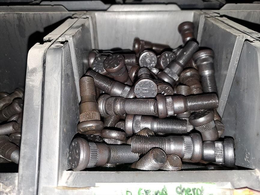 Una caja llena de muchos tornillos y pernos.