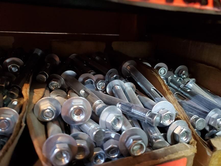 Un montón de tuercas y tornillos están apilados uno encima del otro