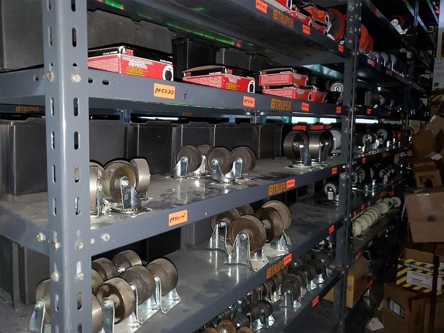 Un almacén lleno de muchas ruedas y cajas