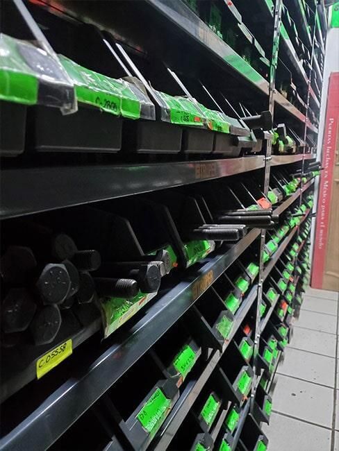 Un almacén lleno de estantes llenos de muchas herramientas