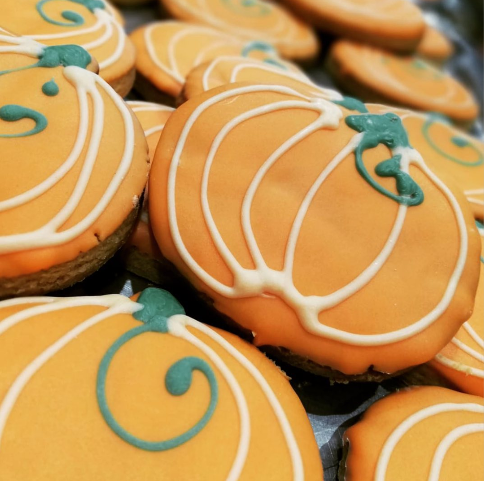 biscotti decorati in modo da sembrare zucche