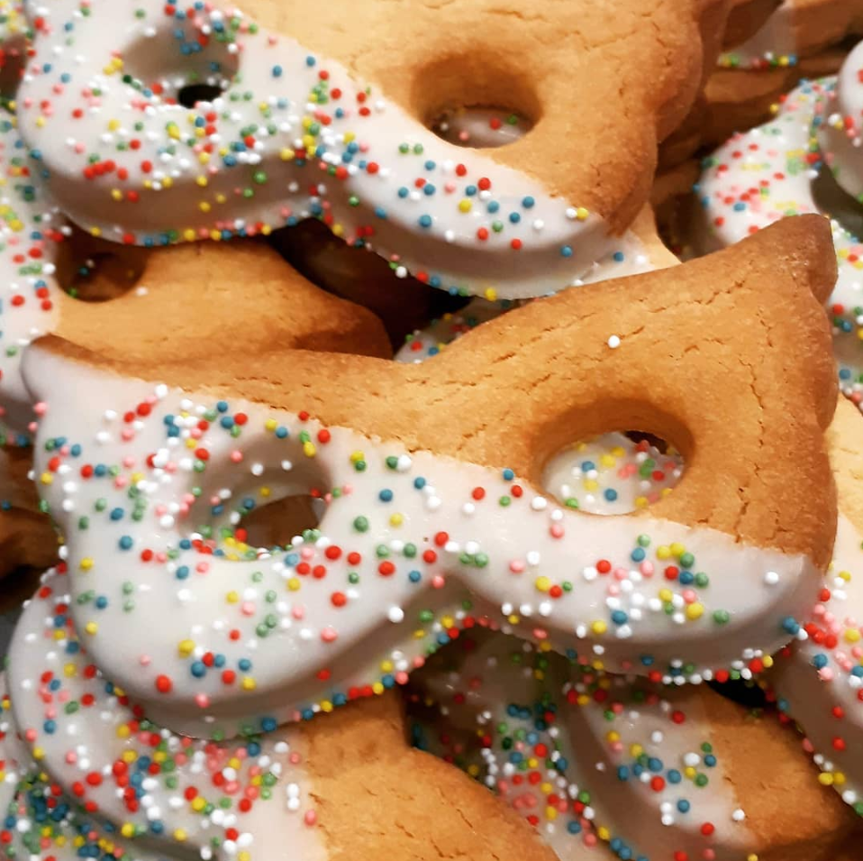 Una pila di biscotti con glassa bianca e granelli colorati