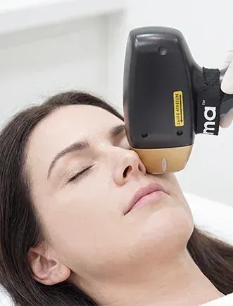 Lifting treatment on the jawline