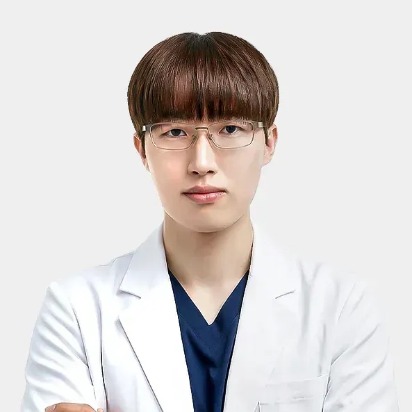 Dr. Yoonsik Sung, Specialist Plastic Surgeon at Yaan Clinic, Gangnam Seoul