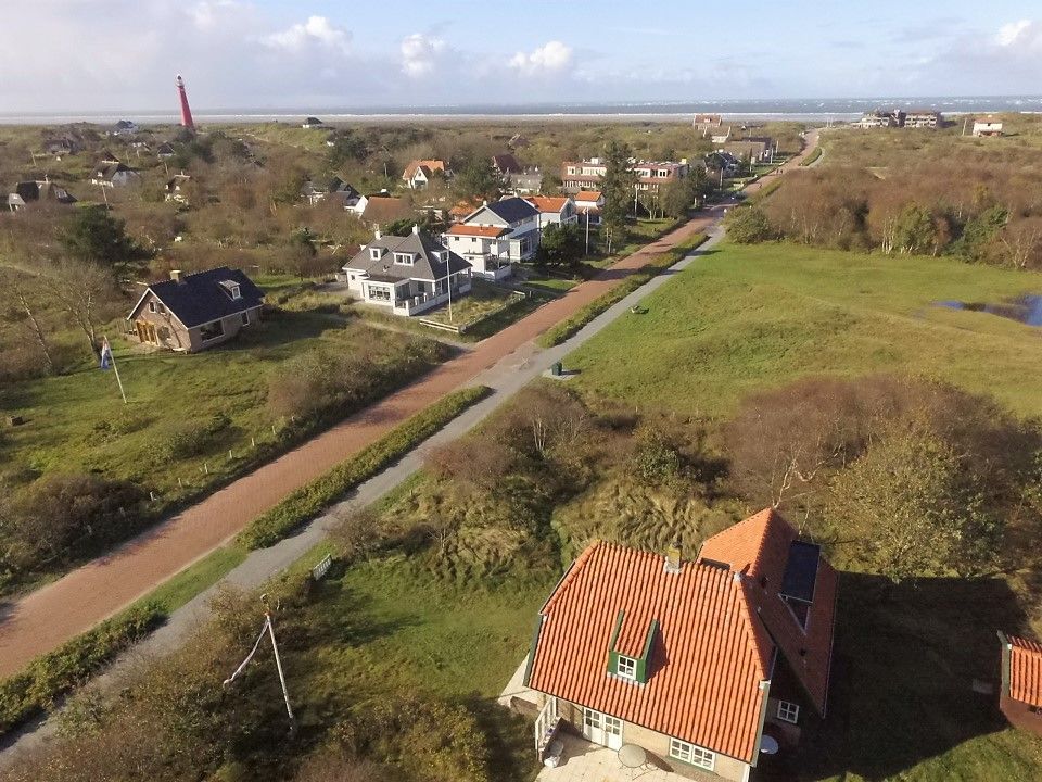 op steenworp afstand van het strand