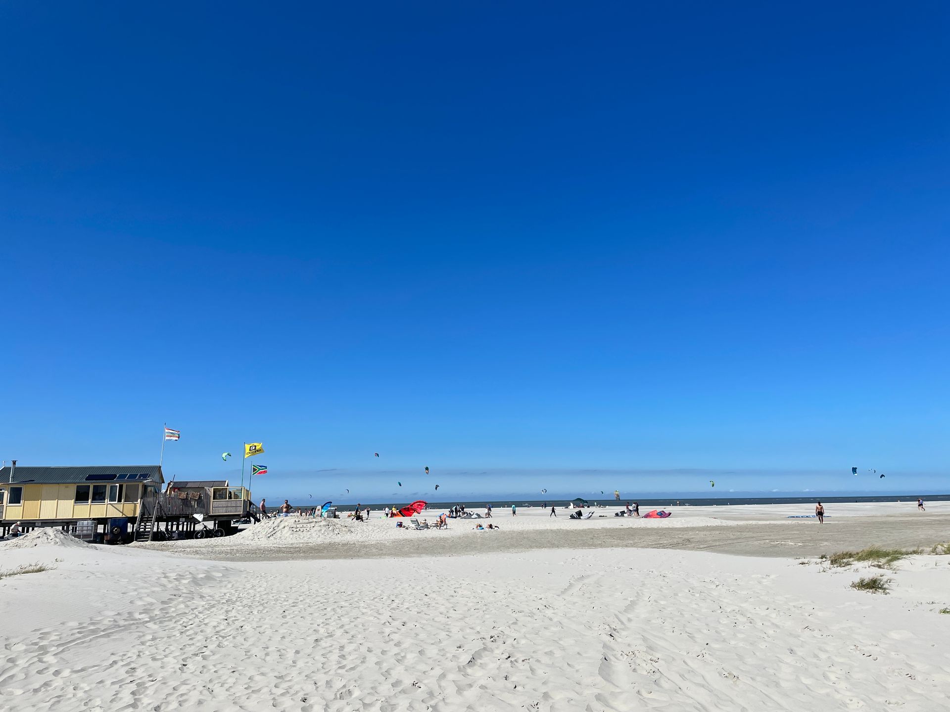 lekkere stranddag met een hapje en een drankje