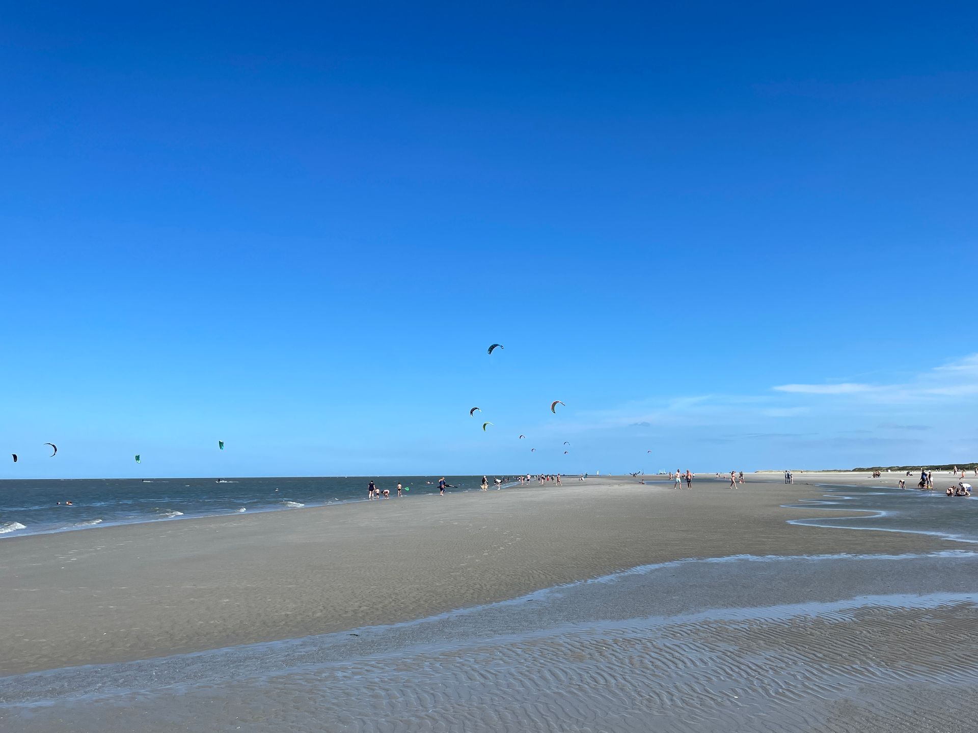 brede stranden met vertier