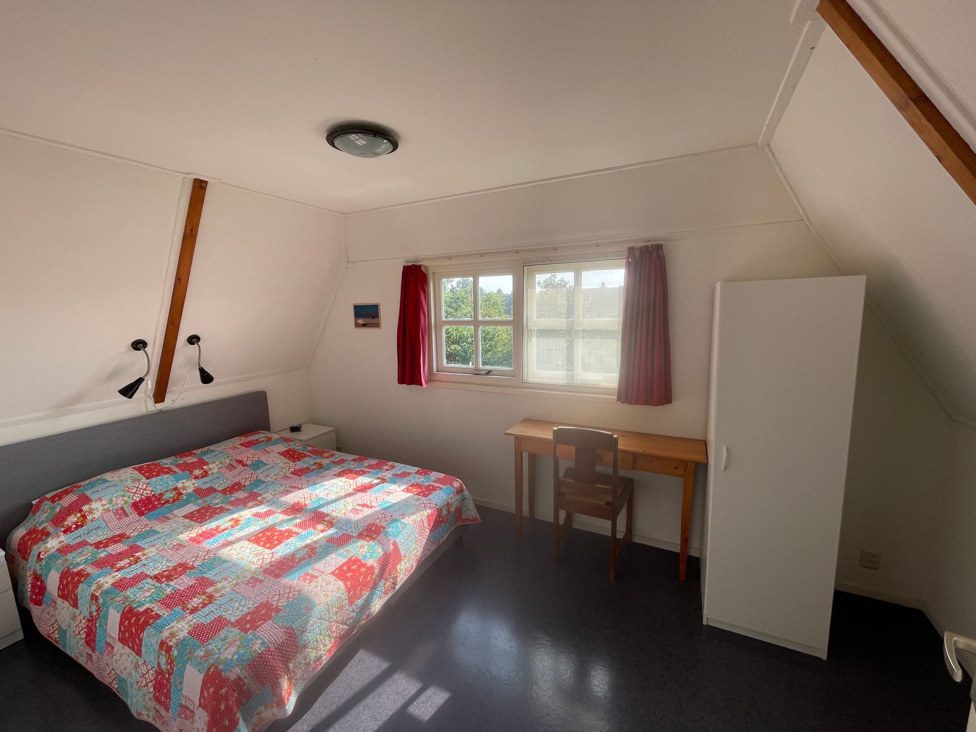ruime tweepersoons slaapkamer met uitzicht op de vuurtoren