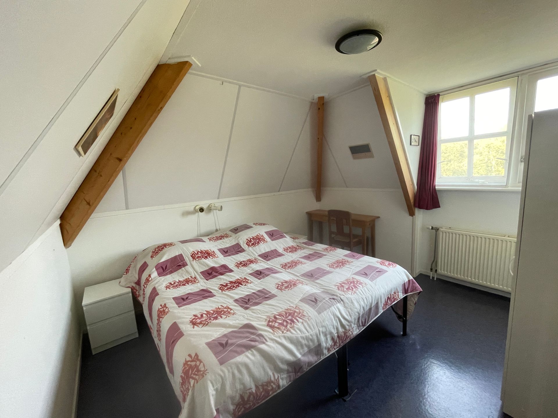 ruime tweepersoons slaapkamer