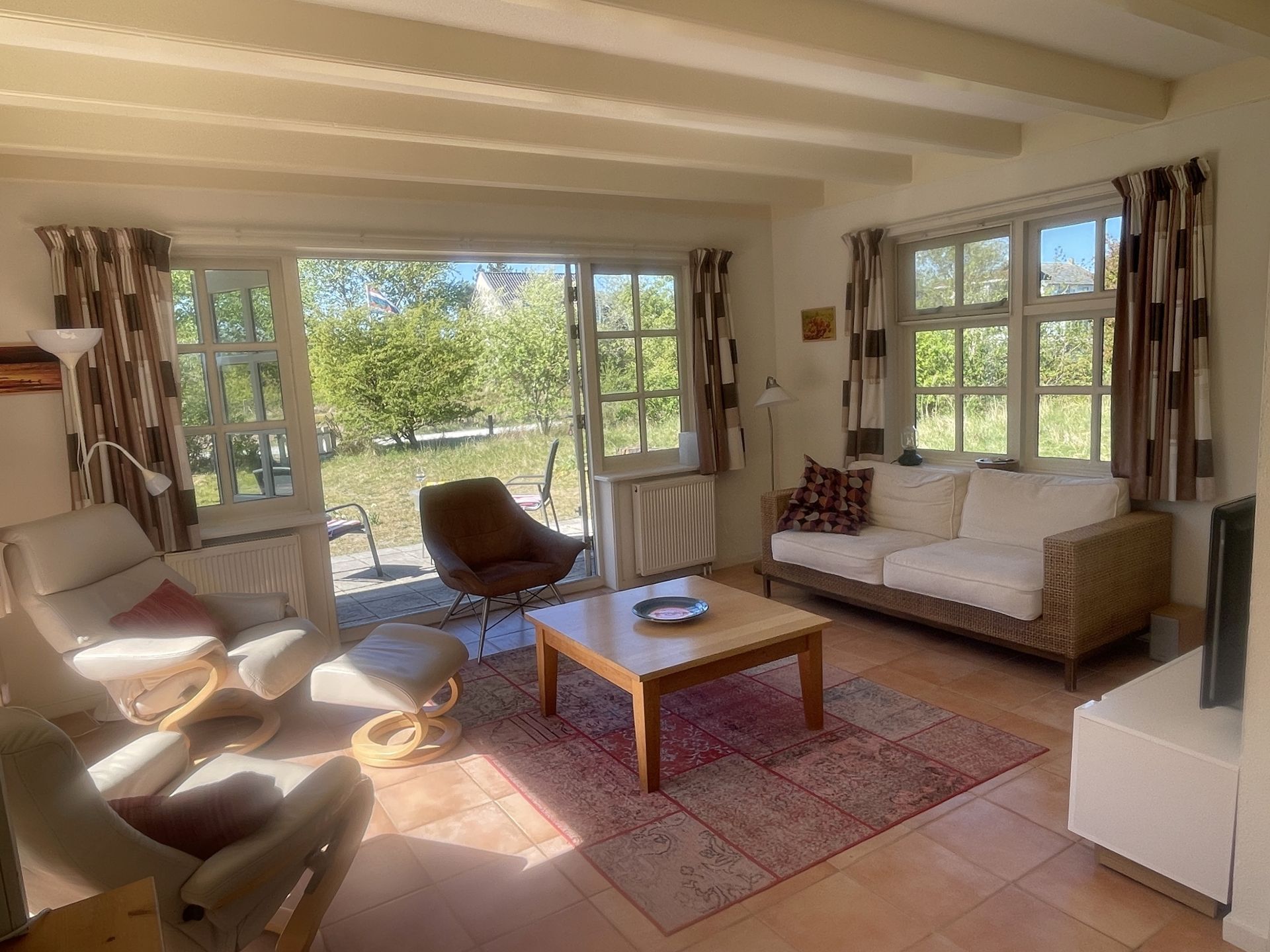 gezellige lichte en comfortabele woonkamer met prachtig uitzicht