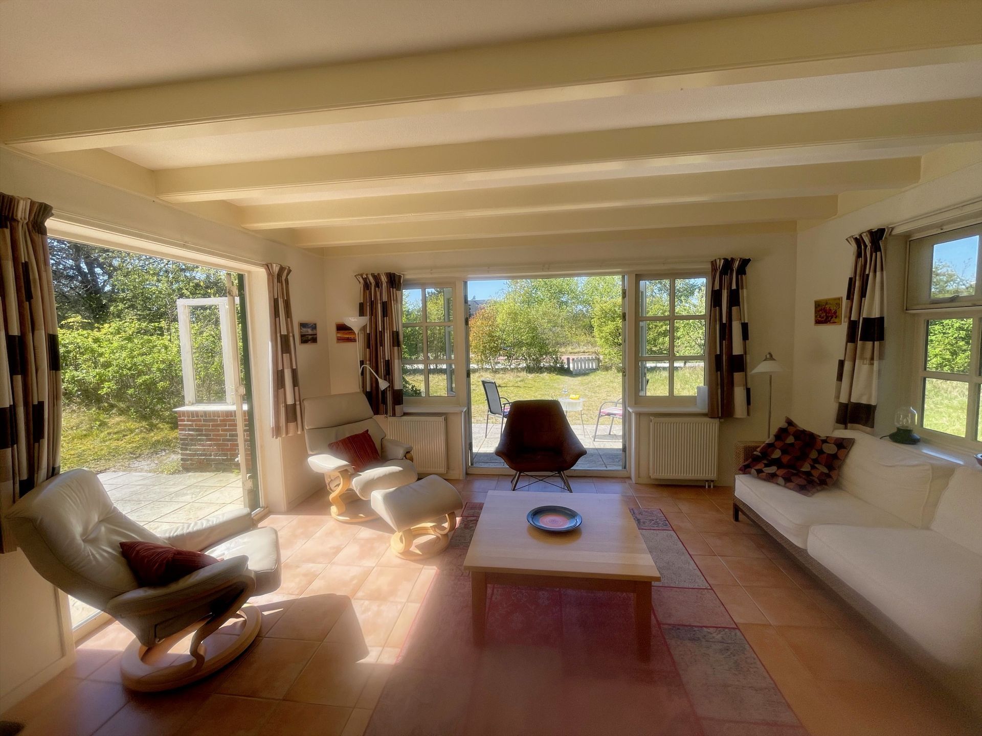 gezellige lichte en comfortabele woonkamer met prachtig uitzicht