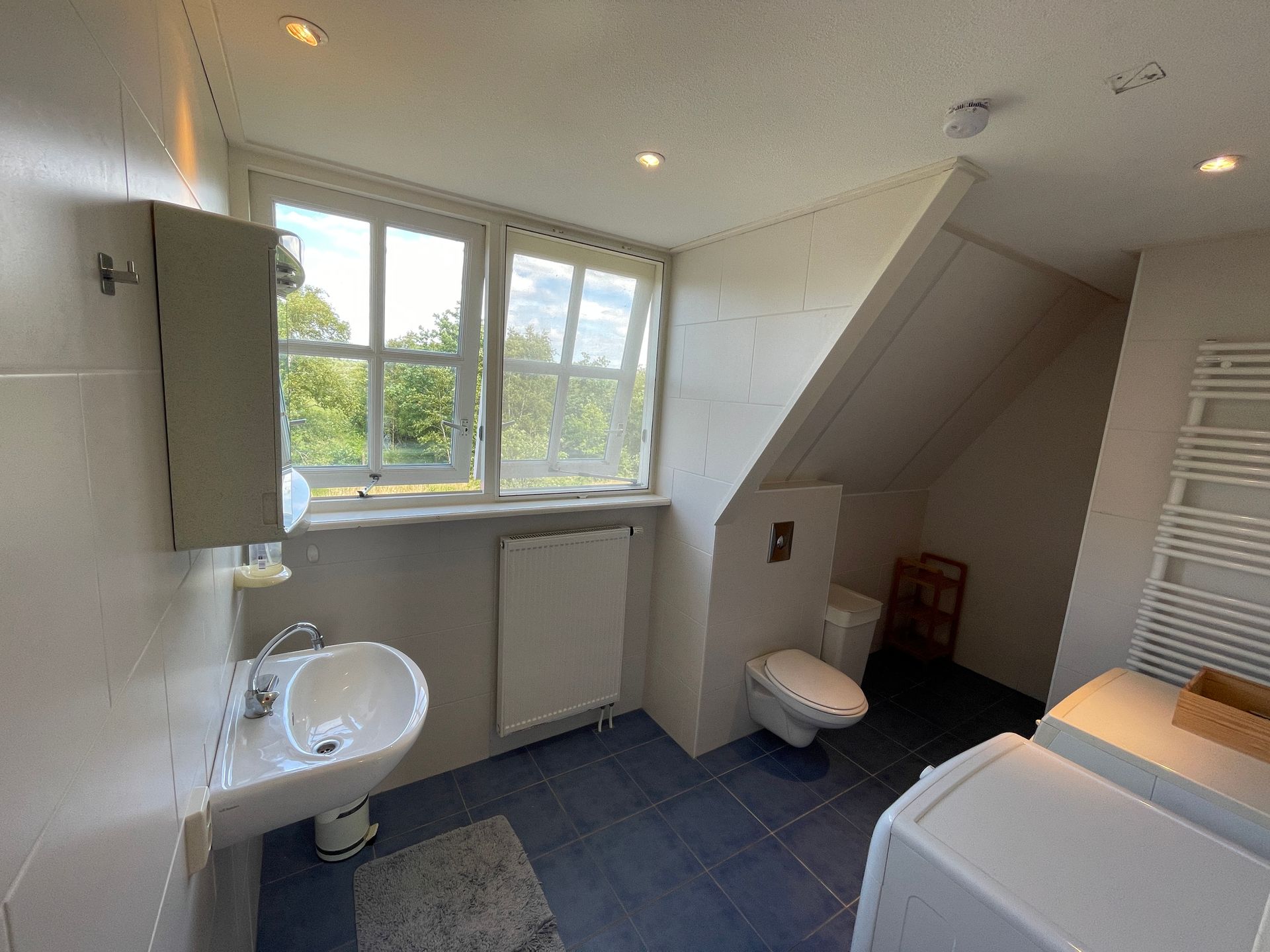 2e zeer ruime badkamer met douche, toilet, wasmachine en droger