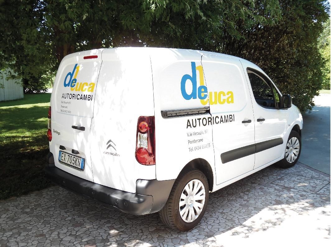 Furgone bianco per le consegne con il logo