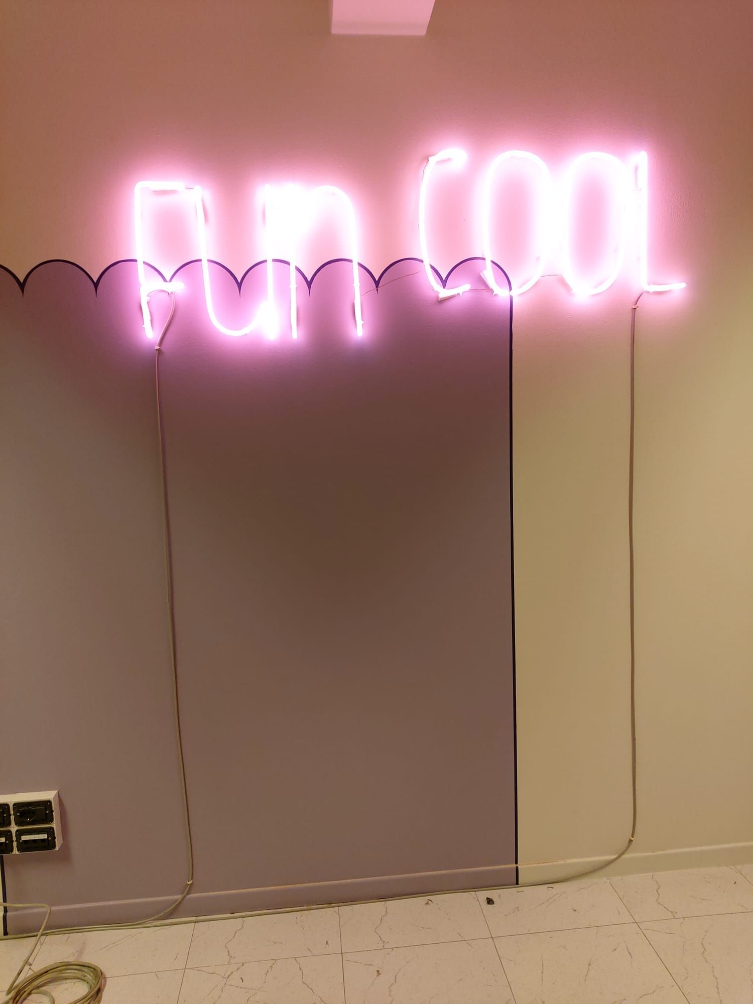 Insegna al neon rosa con la scritta 