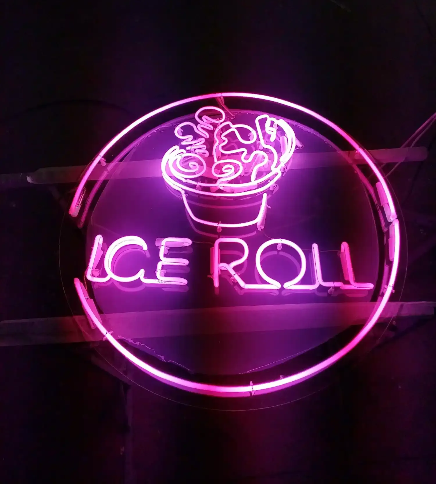 Insegna al neon rosa con la scritta 