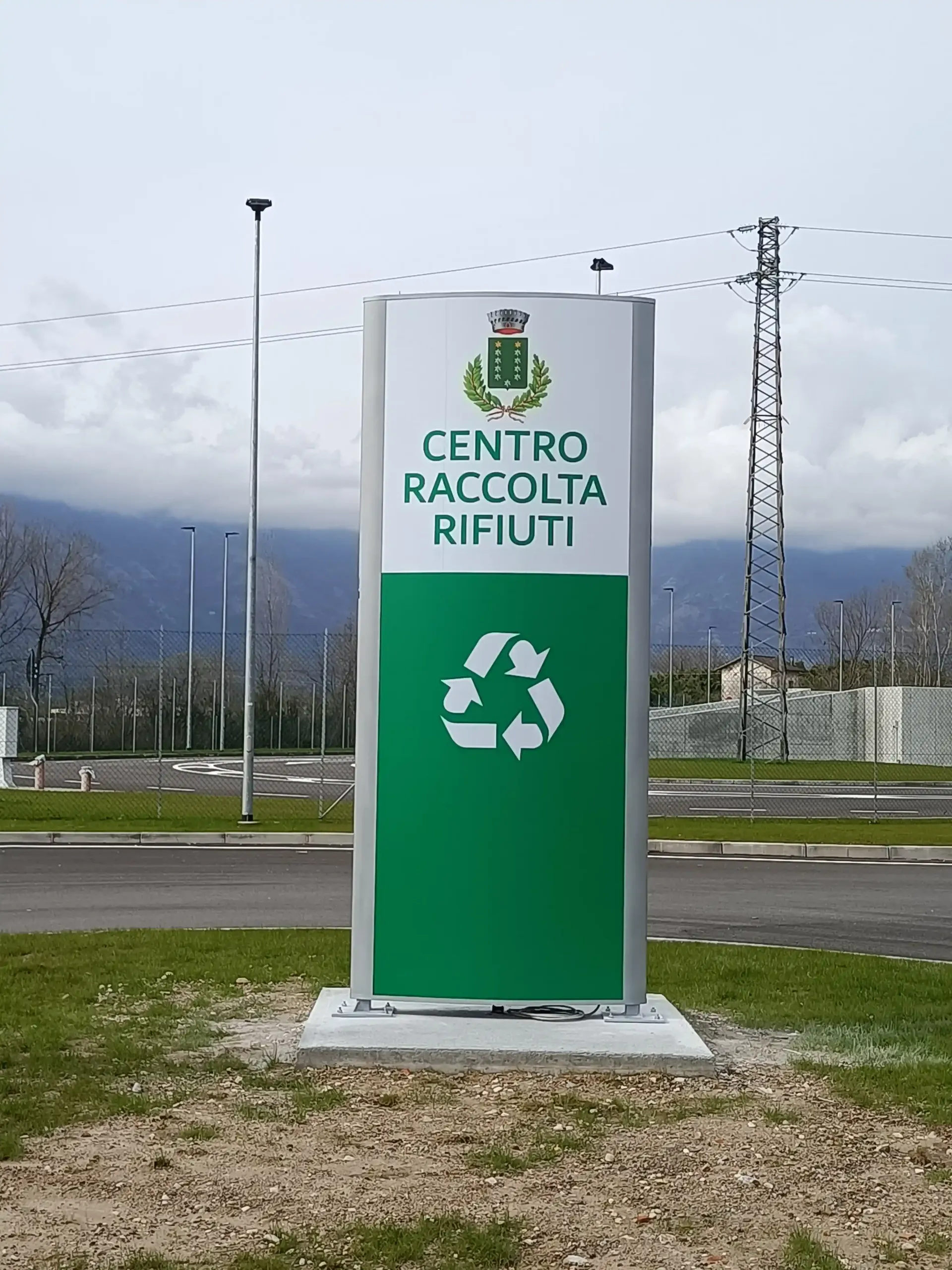 Cartello verticale verde e bianco per la raccolta differenziata con la scritta 