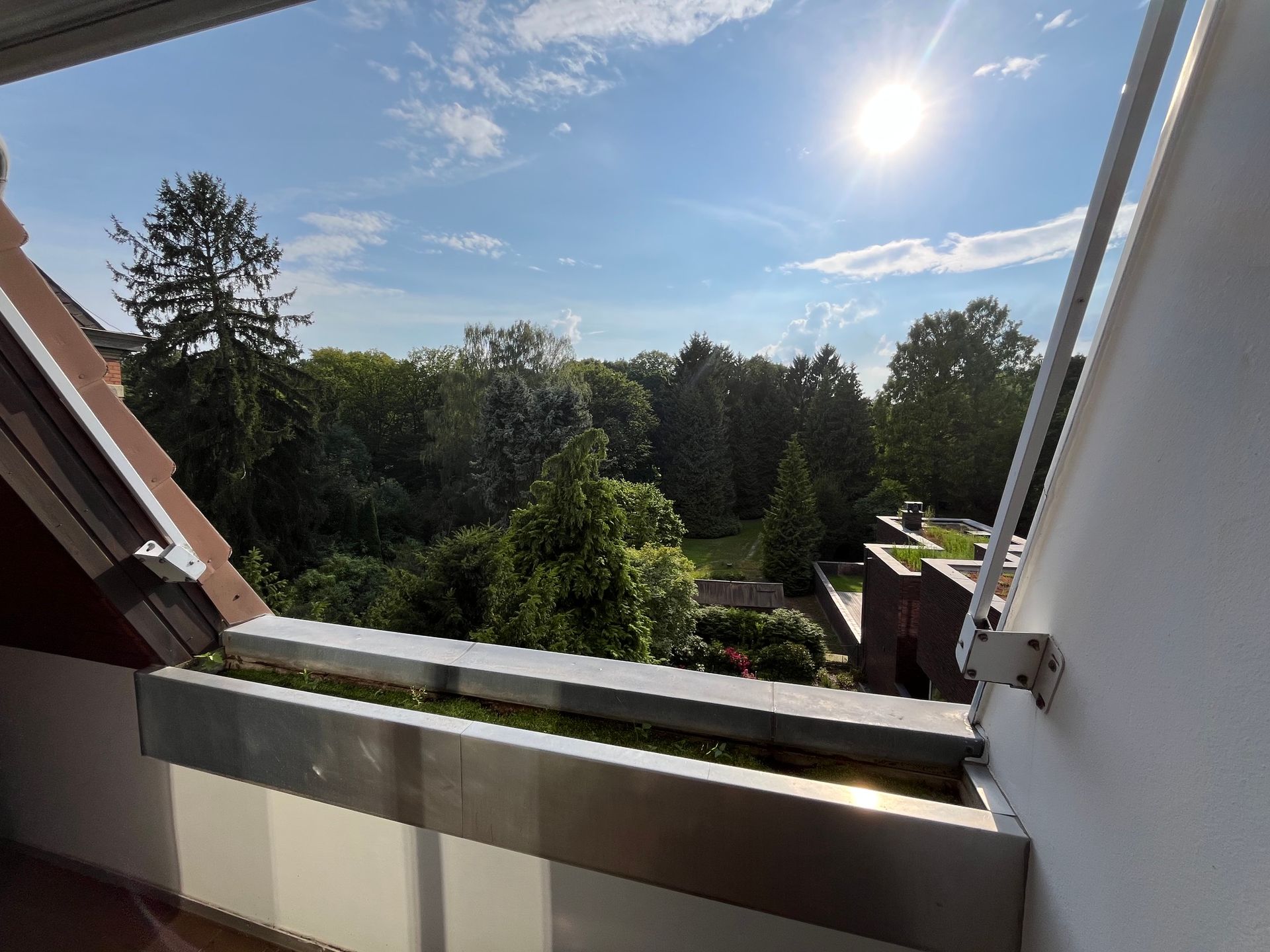 Eine künstlerische Darstellung eines großen weißen Wohnhauses