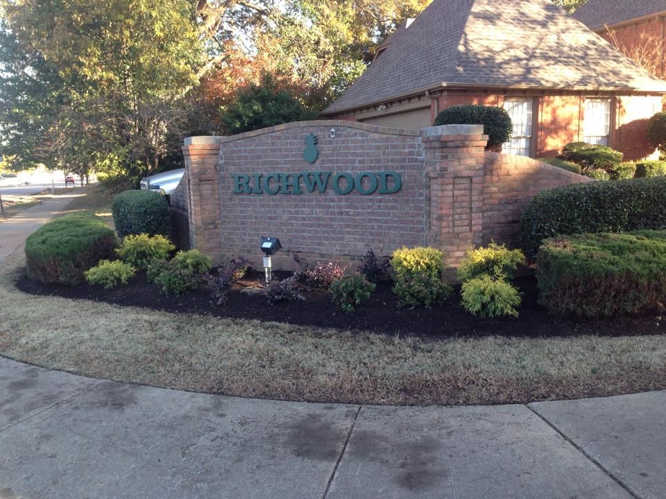 A sign in front of a house that says richwood
