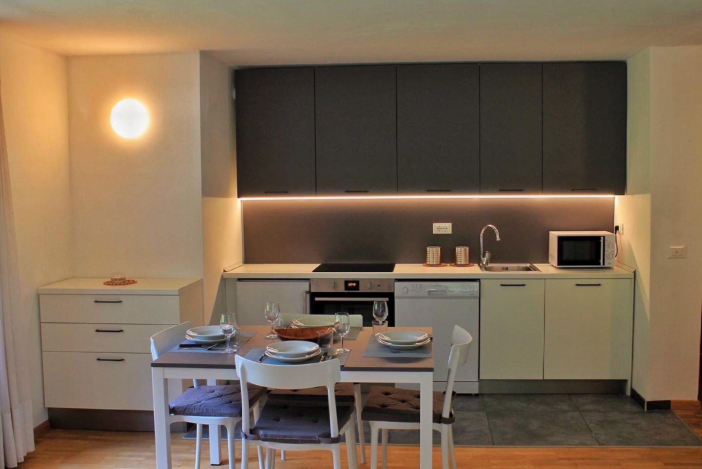 Una cucina con un tavolo e delle sedie