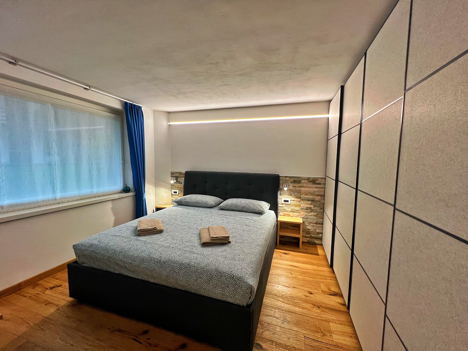 Una camera da letto con un letto grande e una grande finestra.
