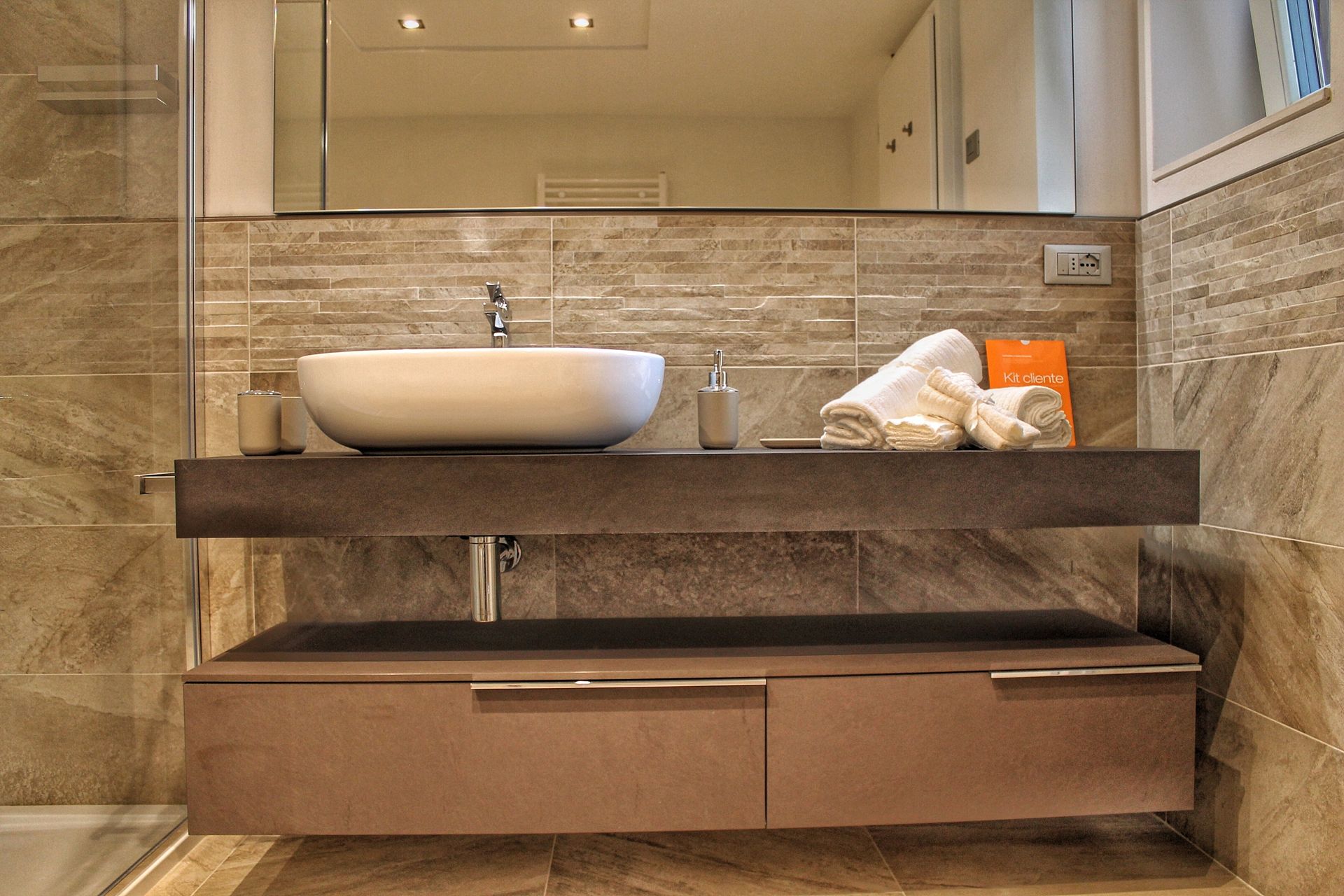 Un bagno con lavandino e specchio