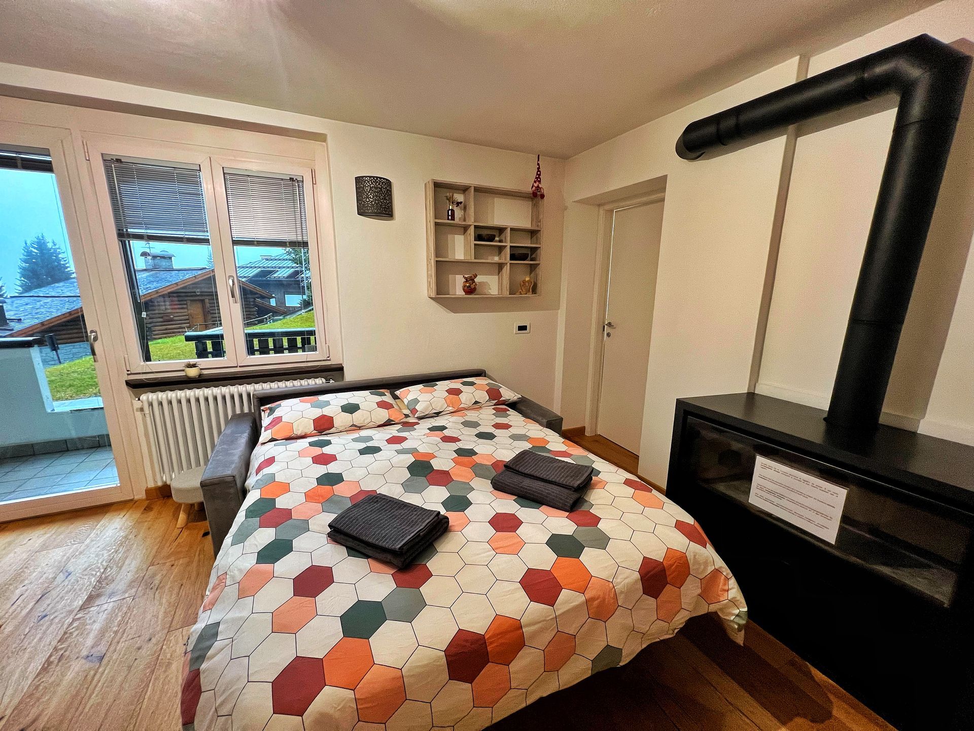 Una camera da letto con un letto, un divano e una finestra.