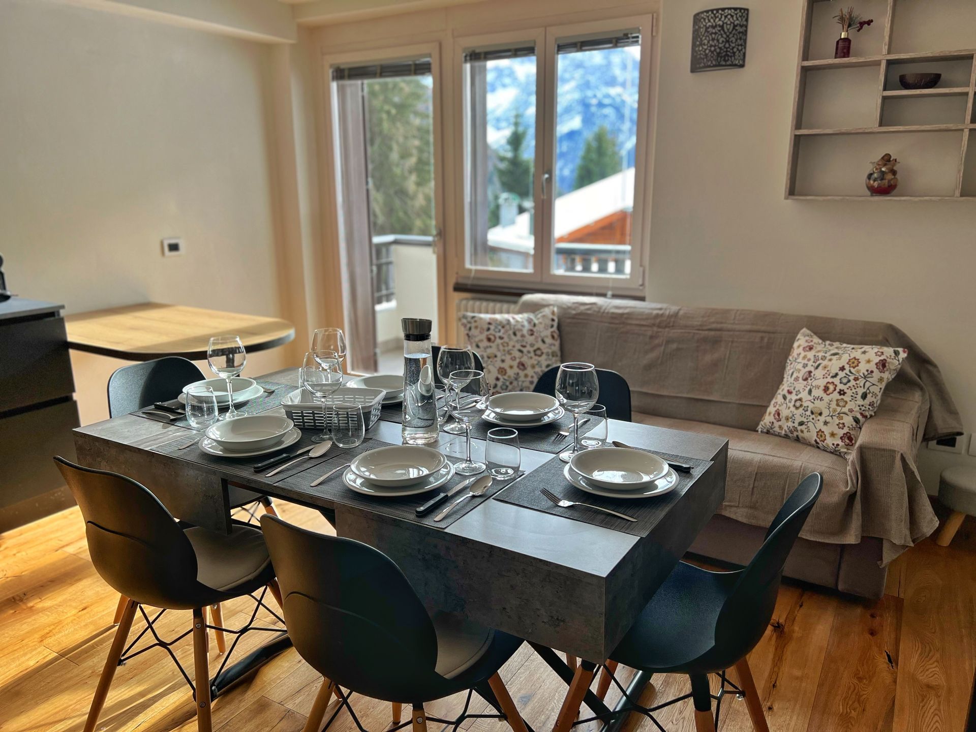 Un soggiorno con tavolo da pranzo, sedie e un divano.