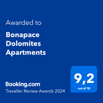 Un cartello blu con la scritta ``assegnato a bonapace dolomites apartments''